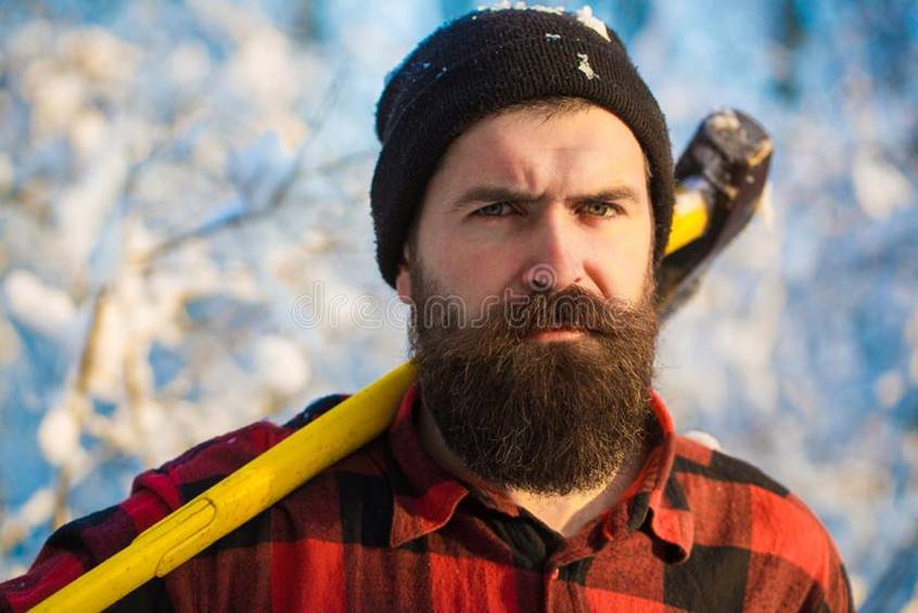 boscaiolo-nel-legno-con-un-ascia-uomo-barbuto-brutale-la-barba-e-baffi-il-giorno-di-inverno-foresta-nevosa-bella-138487984