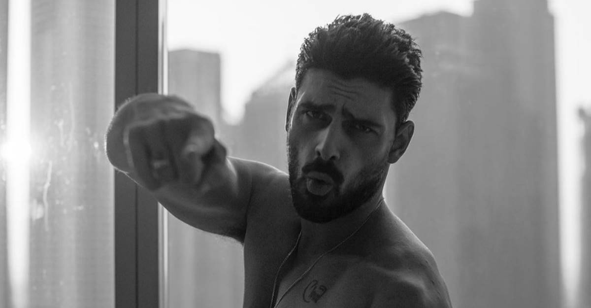 michele-morrone-l-attore-di-365-giorni-nudo-su-uno-yatch-la-foto-incendia-il-web_new